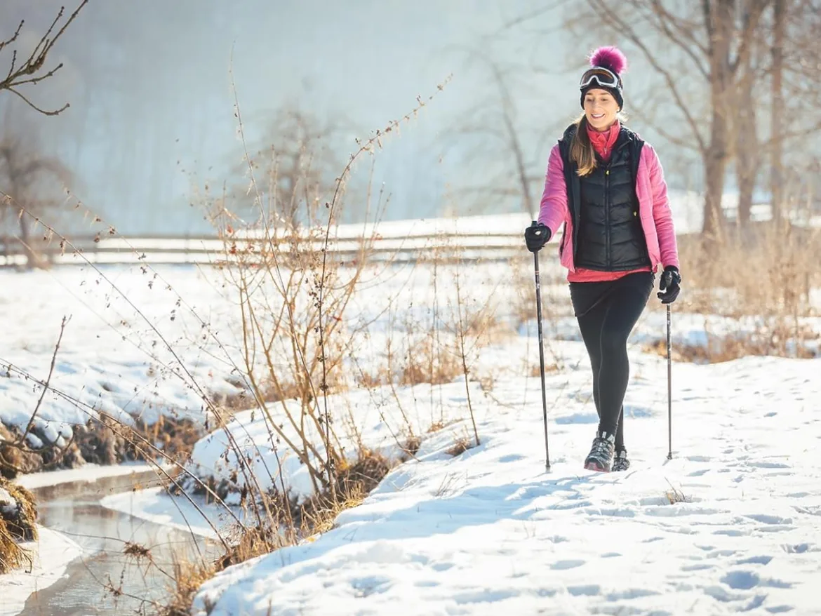 Nordic walking – Jaką założyć czapkę na kijki